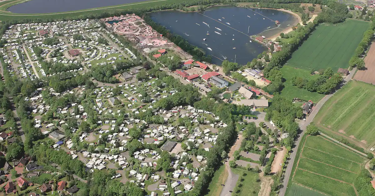 Liegt der Alfsee Ferien- und Erlebnispark am See?