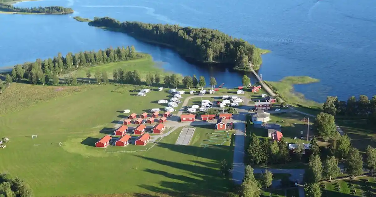 Liegt der Burträsk Camping am See?