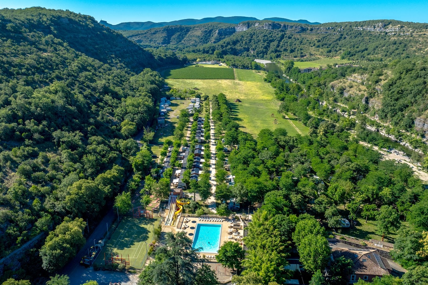 Liegt der Camping Domaine Arleblanc am Fluss?