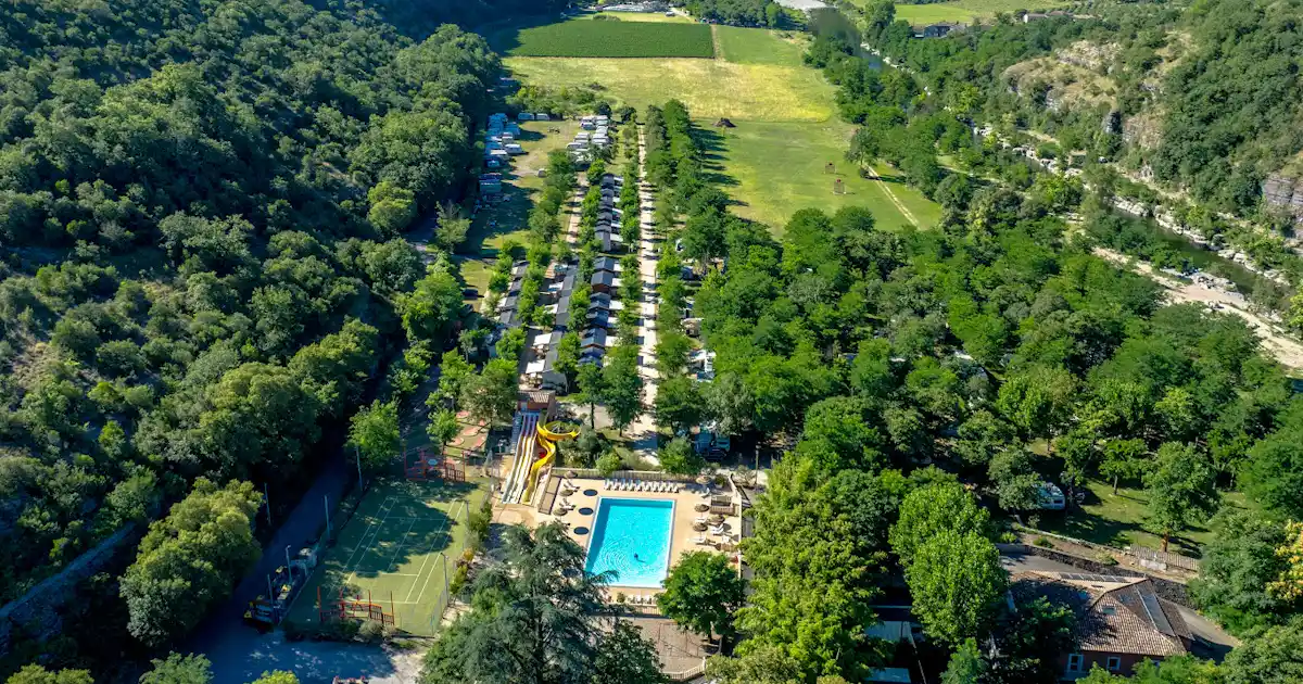 Liegt der Camping Domaine Arleblanc am Fluss?