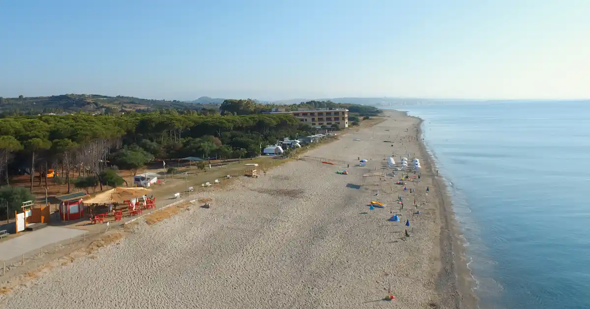 Liegt der Camping Calabrisella am Meer?