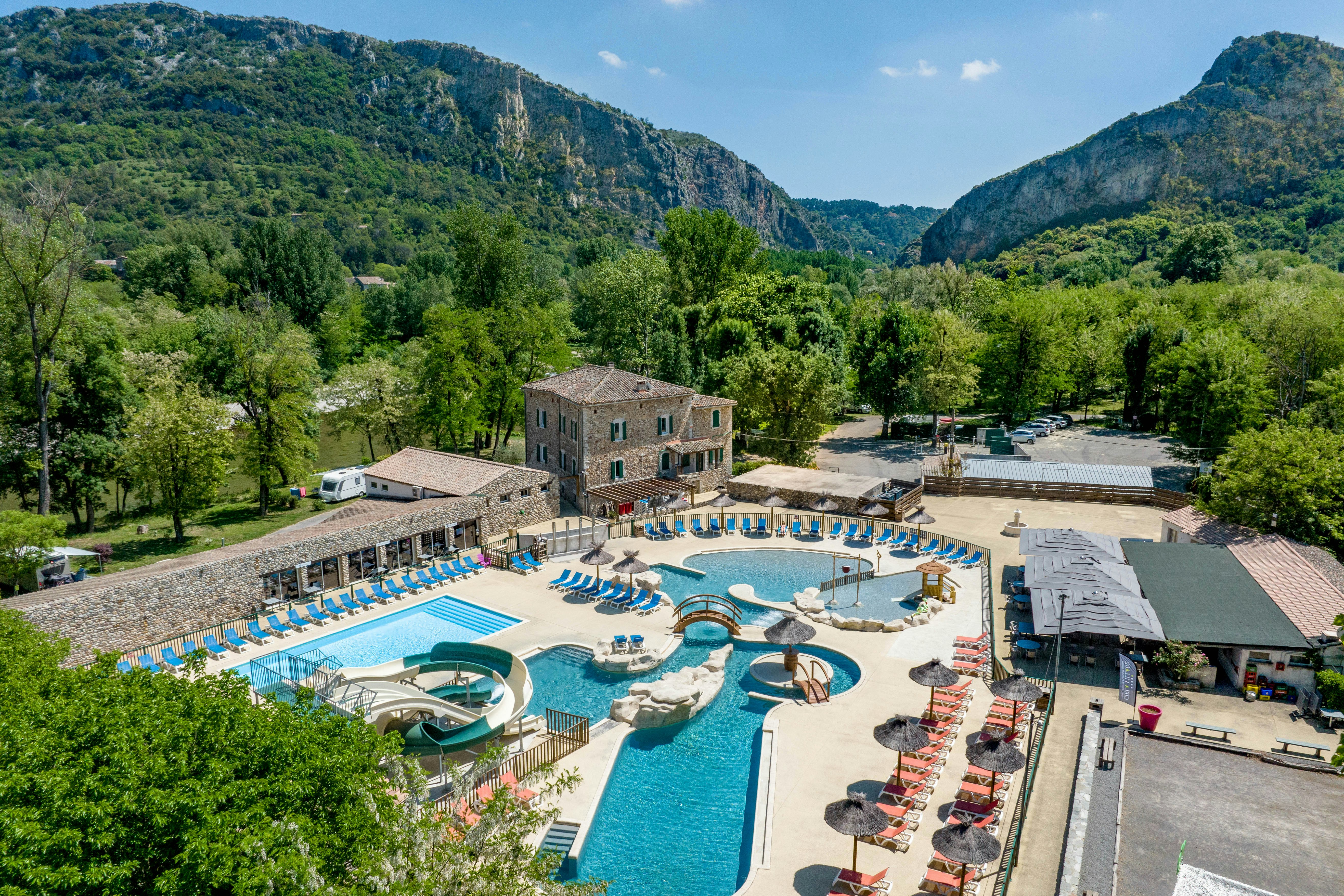 Liegt der Yelloh! Village Le Castel Rose am Fluss?