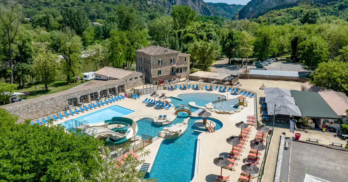 Liegt der Yelloh! Village Le Castel Rose am Fluss?