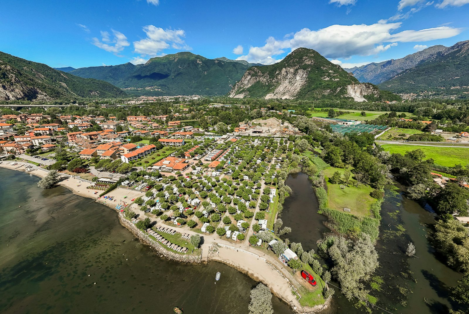 Liegt der Camping Residence & Lodge Orchidea am See?
