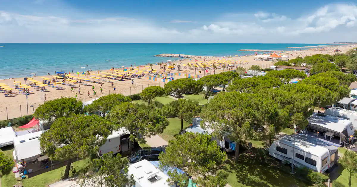 Liegt der Vela Blu Camping Village am Meer?