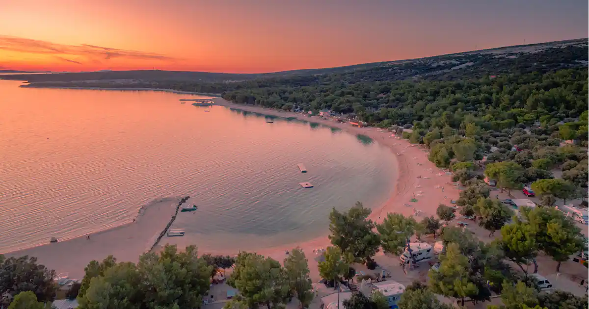 Liegt der Camping Village Šimuni am Meer?