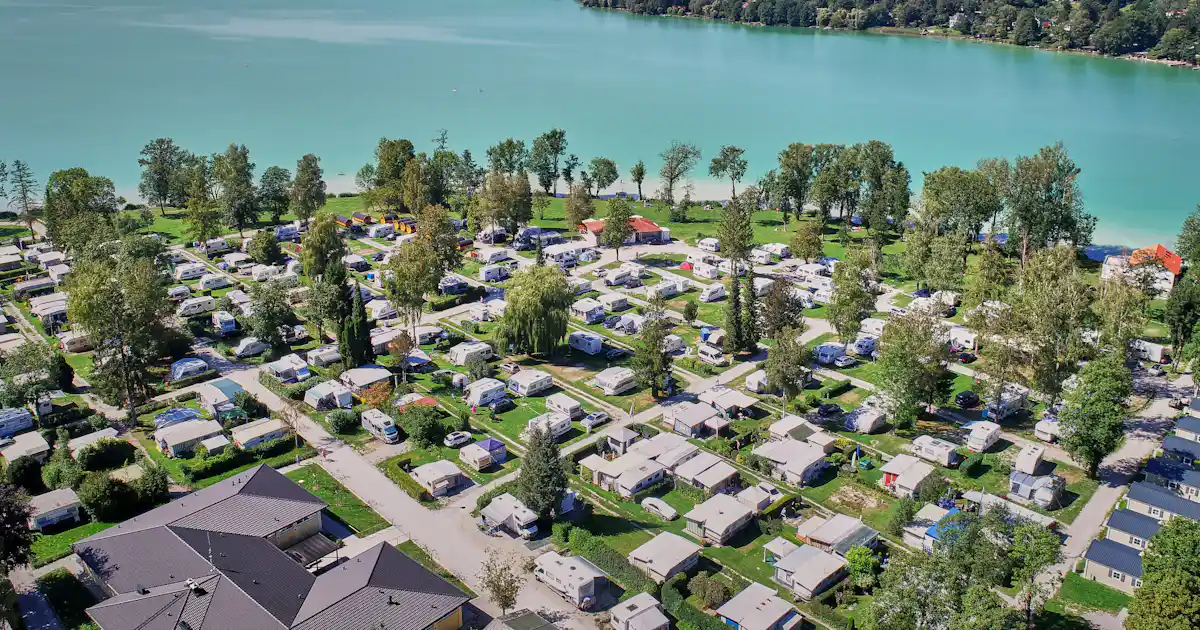 Liegt der Campingplatz Pilsensee am See?