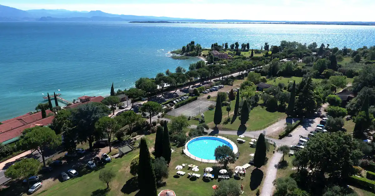 Liegt der Desenzano Boutique Resort am See?
