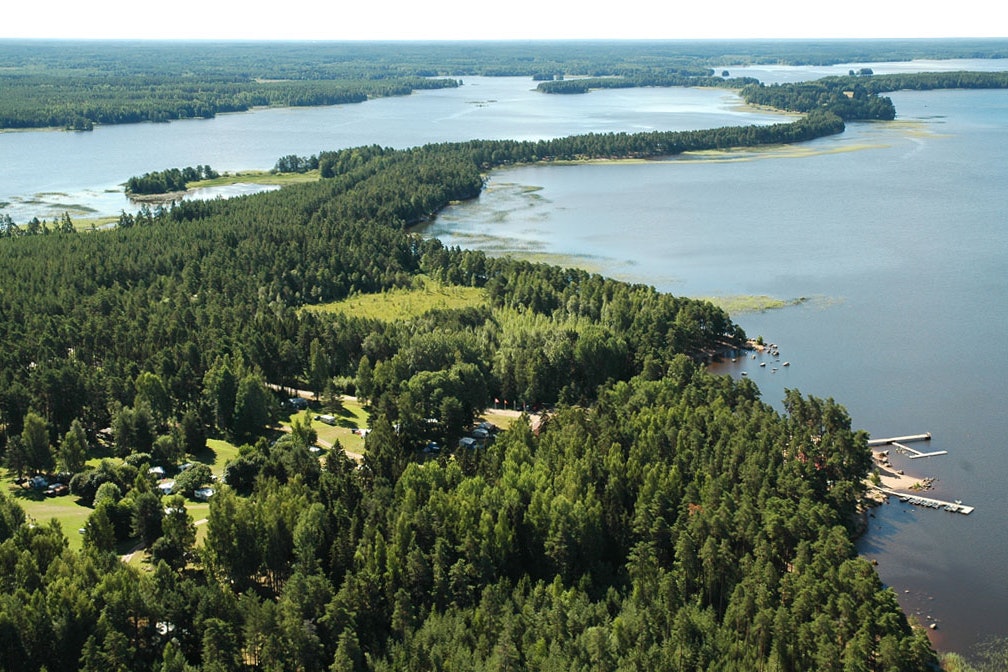 Liegt der Hedesunda Camping am See?