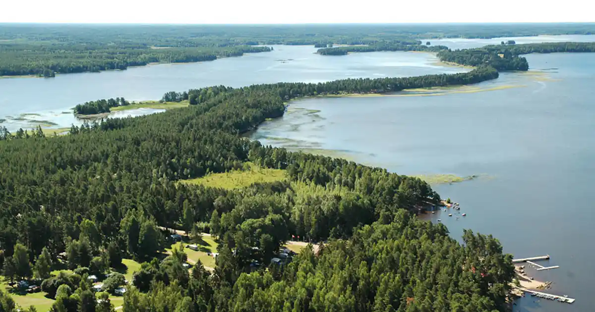 Liegt der Hedesunda Camping am See?