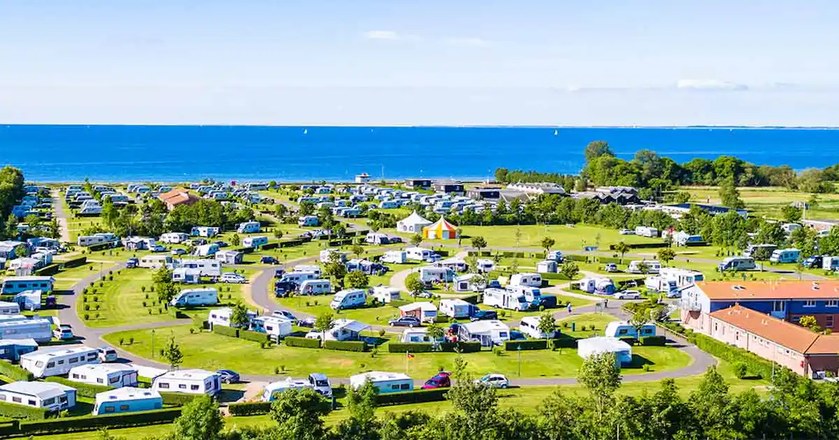 Liegt der Insel-Camp Fehmarn am Meer?