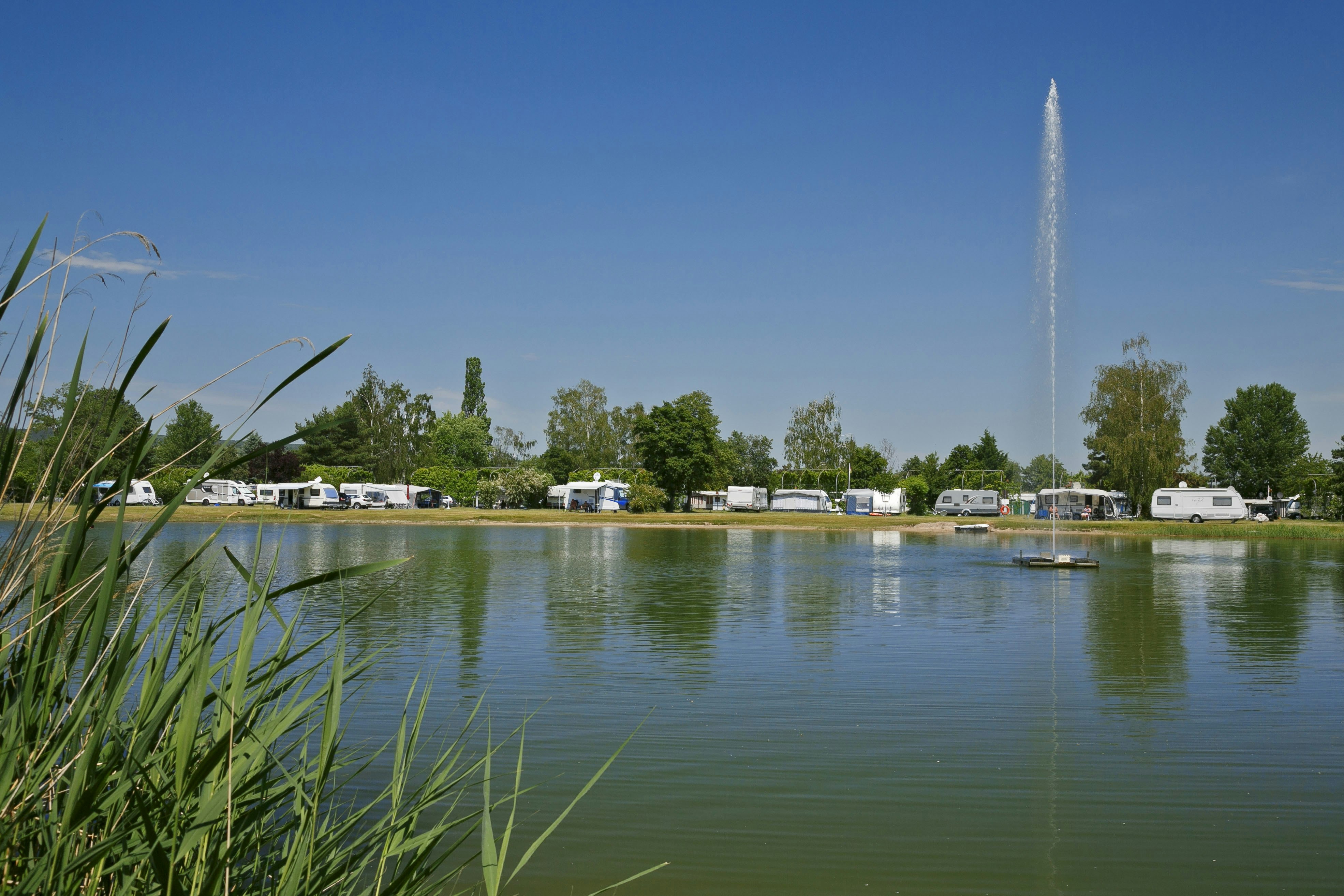 Liegt der KNAUS Campingpark Bad Dürkheim am See?