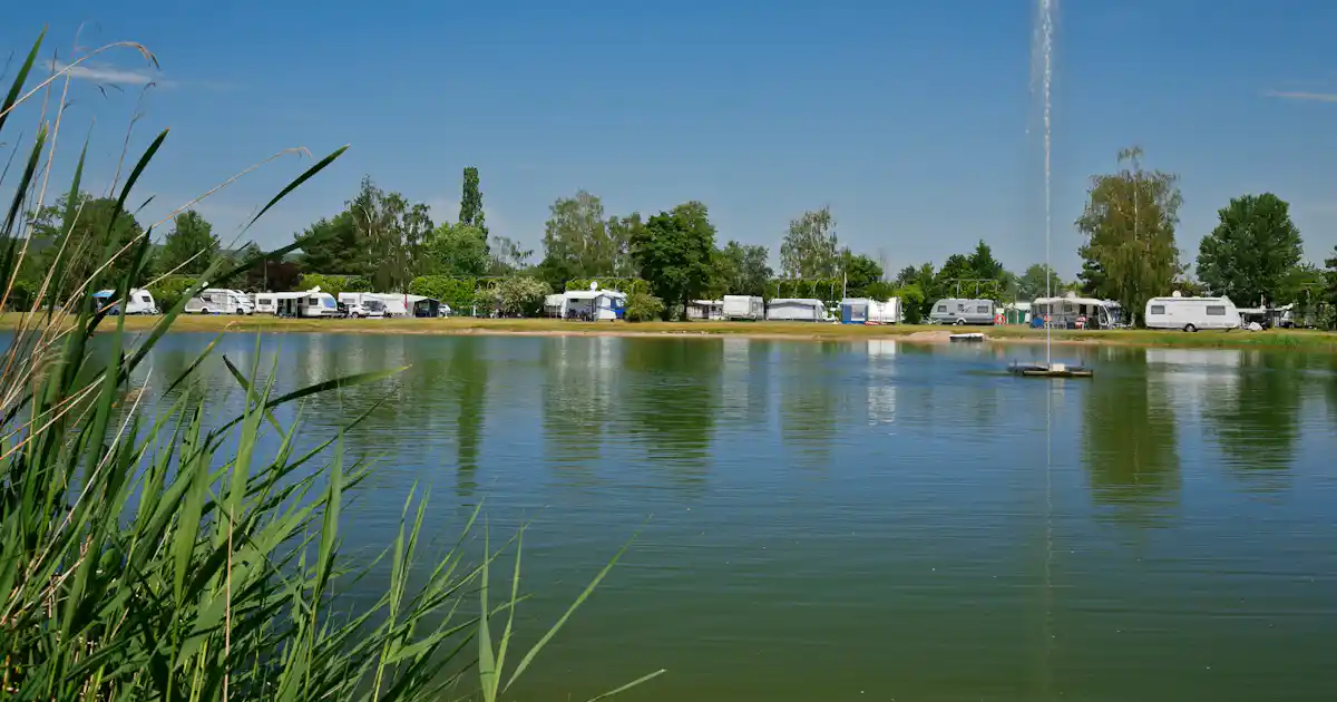Liegt der KNAUS Campingpark Bad Dürkheim am See?