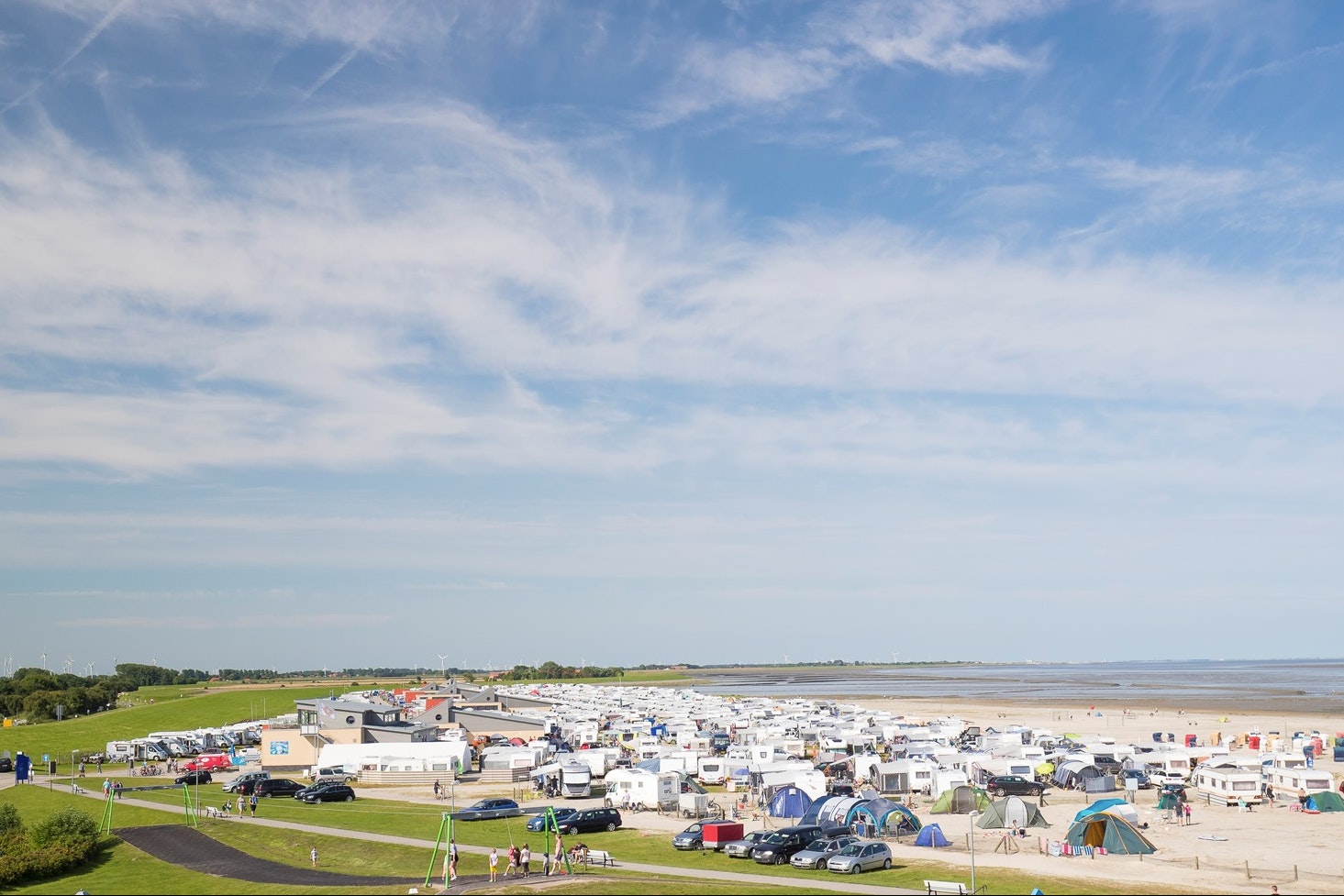 Liegt der Strand- und Familiencamping Bensersiel am Meer?