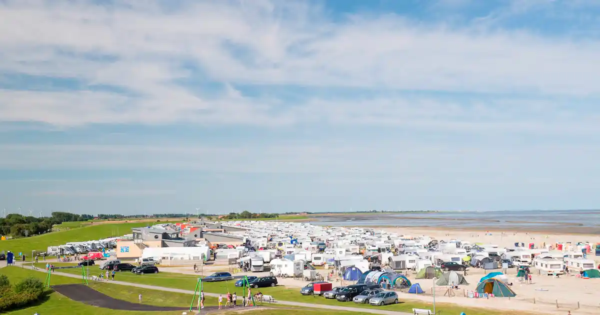 Liegt der Strand- und Familiencamping Bensersiel am Meer?